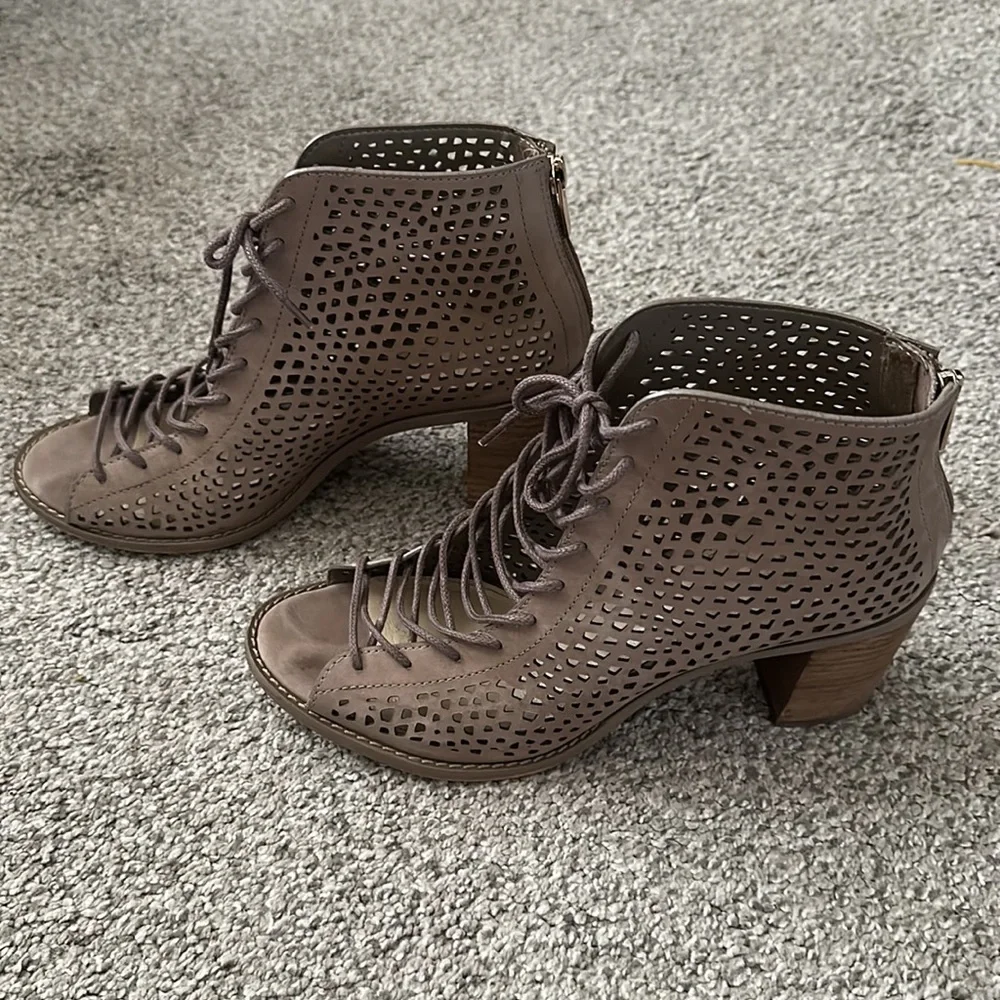 Vince Camuto Tulina sandals. - Picture 4 of 8